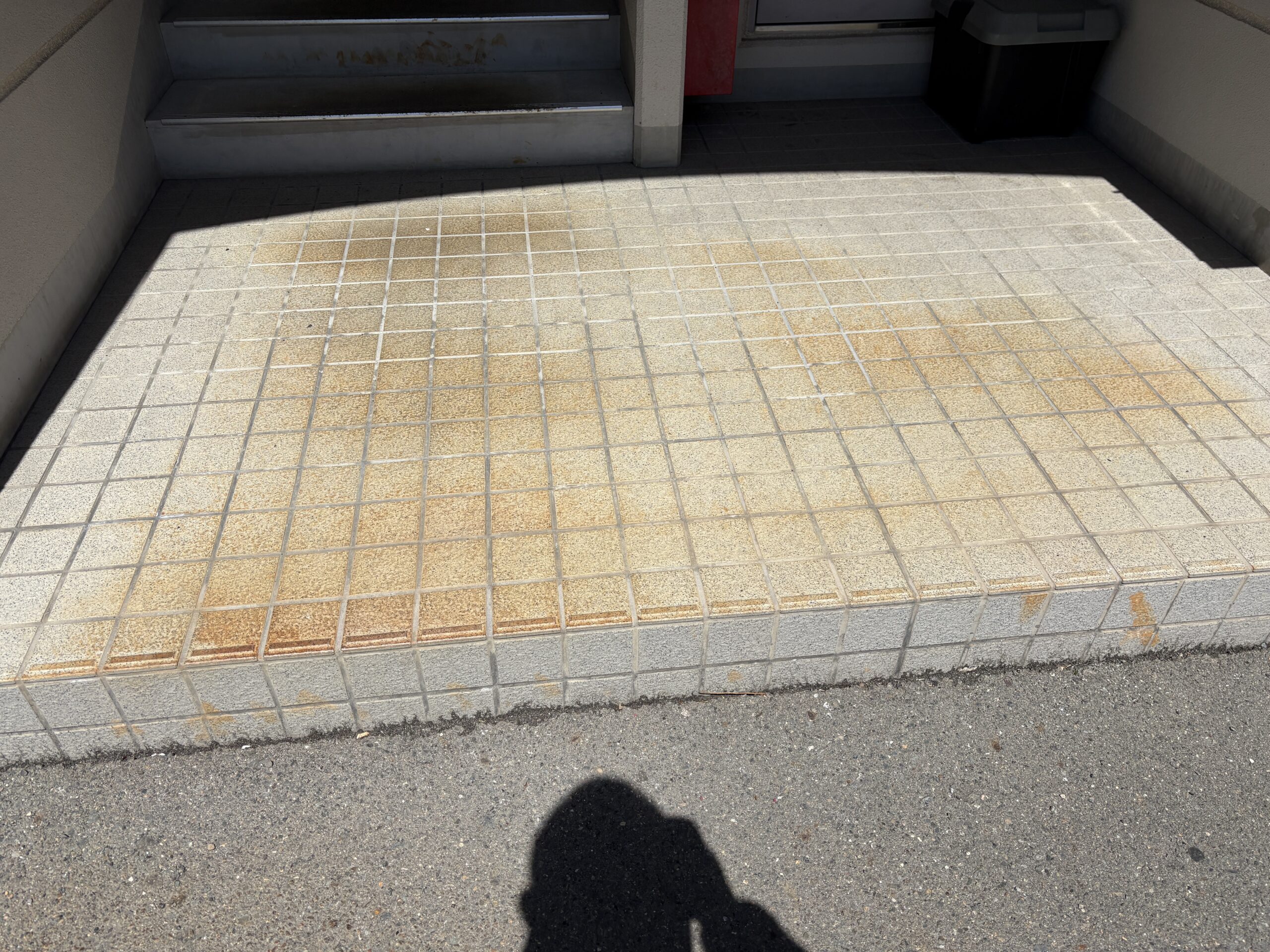 この汚れはなんだ?【玄関タイル】